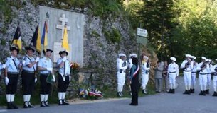 Dépôt de gerbe par Chantal CARLIOZ, maire de Villard-de-Lans