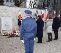 Dépôt de gerbe par Patrice Voir, Michel Destot, Christine Crifo et Alain Pilaud, représentants de la ville de Grenoble