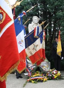 Minute de silence devant la statue de Louis NAL