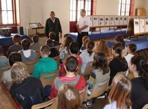 Les enfants de CM2 écoutent Léon Peillard, le maire de Theys