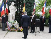 Dépôt de gerbe par Patrice VOIR, élu de Grenoble