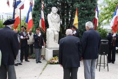 Dépôt de gerbe par Jean ROUX et Aimé Martial REQUET