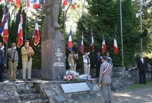 Dépôt de gerbe par Christian Hardouin, le maire des Adrets