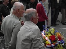 Dépôt de gerbe par Paul Reynier, fils de vauban, et Jean Roux, président d'honneur de l'ANAMG