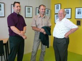 Roger Cohard, maire du Cheylas, et Philippe Dalbon, l'un de ses adjoints, avec Jean Roux.