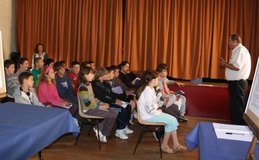 Les enfants de CM2 pendant la présentation de Bernard Perrin