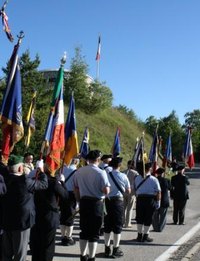 Les porte-drapeaux avancent vers la Nécropole