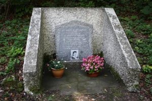 La stèle avec la photographie de Cécile Rosaire