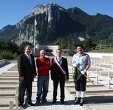 De gauche à droite : Bernard Perrin, président de l'ANAMG, Casimir Hebert, Franck Girard Carabin, maire de Saint-Nizier, et Jean-Michel Jourdan, ancien du 6e BCA. 