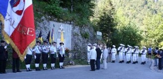 Dépot de gerbe par Daniel HUILLIER et des représentants des Pioniers du Vercors